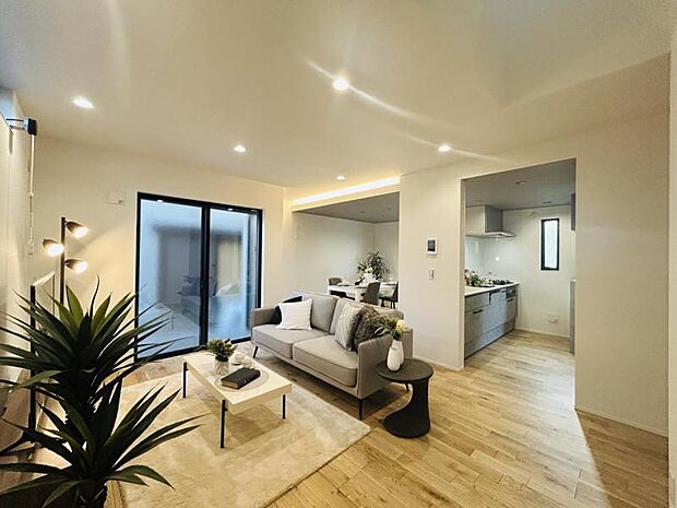 【LDK】大切なご家族が集まるからこそLDKはこだわりたい!休日はおひさまの光をたっぷりと取りこめるリビングでゆったりと過ごしませんか?※家具は売買代金に含まれない為、付属しません。