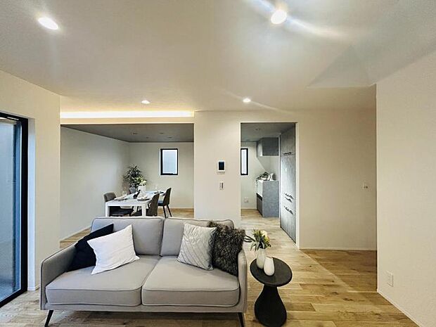 【LDK】大切なご家族が集まるからこそLDKはこだわりたい!休日はおひさまの光をたっぷりと取りこめるリビングでゆったりと過ごしませんか?※家具は売買代金に含まれない為、付属しません。