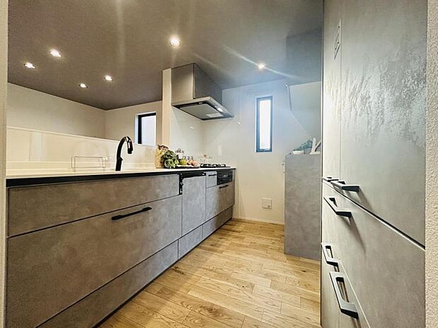 【キッチン】キッチンワークしながら大切な家族との会話を楽しむ。家族のコミュニケーションが生まれるキッチンです!