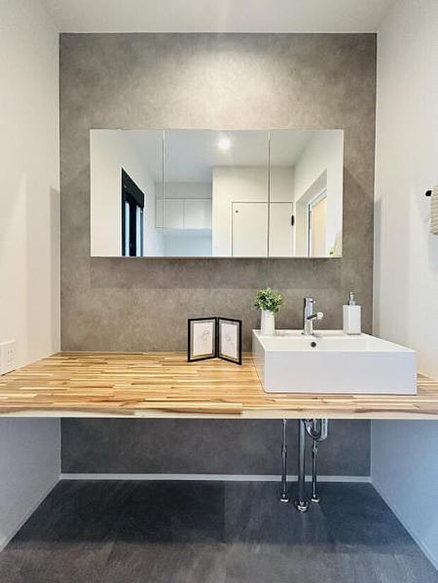 【洗面化粧台】毎日の身支度には欠かせない洗面化粧台、支度時間が重なってしまい準備ができないなど経験ありませんか?そんな時に上手く利用すれば同時にご利用可能です!