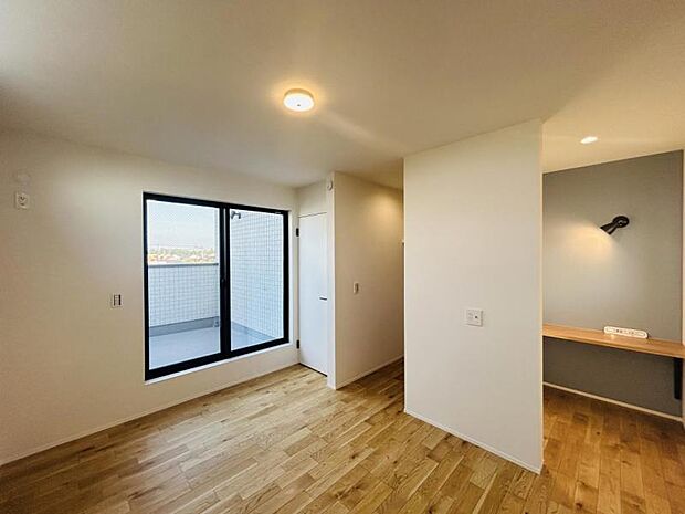 【洋室】木目のフローリングが暖かみのある室内に。明るい寝室で心地のいい朝を迎えられそう。