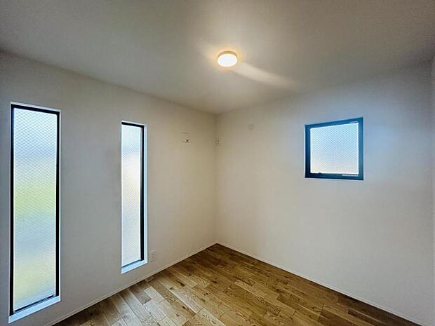 【洋室】木目のフローリングが暖かみのある室内に。明るい寝室で心地のいい朝を迎えられそう。