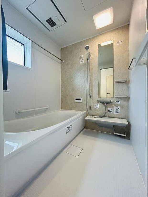 【浴室】一日の疲れを癒してくれる場所なので、快適に過ごして頂く為にゆったりサイズのバスタブを用意しました。是非半身浴をお楽しみ下さい。空気が籠らない様に小窓も設置しております。