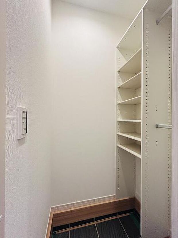 【シューズインクローゼット】靴、アウトドア道具、ゴルフバックなど屋外で使うことの多い物は外のホコリや汚れを極力中に持ち込まなくて済みます。