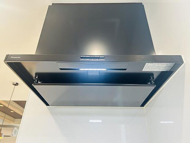 【スリム型レンジフード】稼働時の音が換気扇よりも静か 屋外とダイレクトにつながる換気扇と比べ、音が静かなメリットがあります。