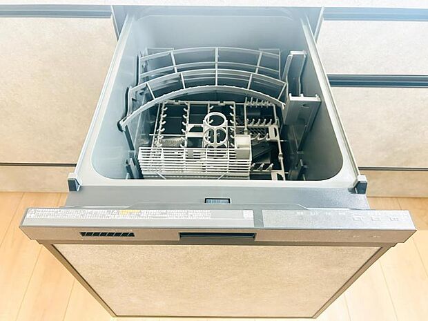 【ビルトイン食洗機】洗浄から乾燥までボタン一つで完結する食洗機付き。大変な洗い物がぐっと短く済みます！