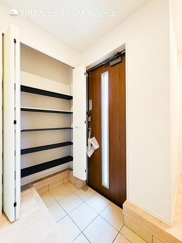 【玄関】収納もたっぷりあるので、靴がたくさんあっても安心!気持ちの良い朝は、毎日ここからスタートしていきます!