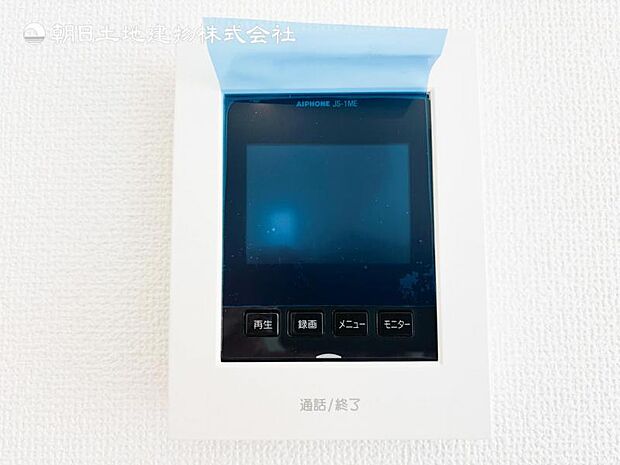 【モニター付きインターフォン】来訪者を映像で確認するシンプルな設備ながらセキュリティ効果はマル。最近は録画機能があるタイプも増え、留守中の訪問者も確認できます!