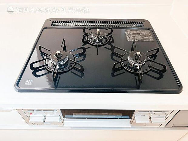 【三ツ口ガスコンロ】煮込み料理をする際にコンロが一つ塞がって他の料理ができなくて時間がかかる!そんな不満を解決してくれる3口コンロは他の調理ができるので捗ります!