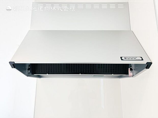 【スリム型レンジフード】稼働時の音が換気扇よりも静か 屋外とダイレクトにつながる換気扇と比べ、音が静かなメリットがあります。