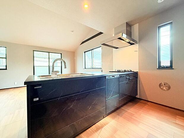 【キッチン】キッチンワークしながら大切な家族との会話を楽しむ。家族のコミュニケーションが生まれるキッチンです!