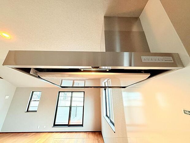 【スリム型レンジフード】稼働時の音が換気扇よりも静か 屋外とダイレクトにつながる換気扇と比べ、音が静かなメリットがあります。