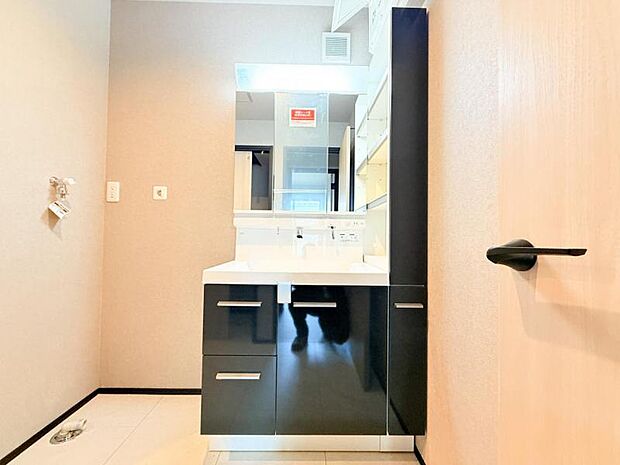 【洗面化粧台】毎日の身支度には欠かせない洗面化粧台、支度時間が重なってしまい準備ができないなど経験ありませんか?そんな時に上手く利用すれば同時にご利用可能です!