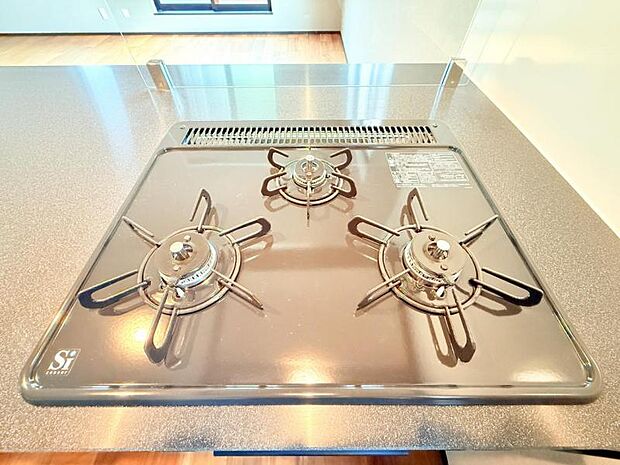 【三ツ口ガスコンロ】煮込み料理をする際にコンロが一つ塞がって他の料理ができなくて時間がかかる!そんな不満を解決してくれる3口コンロは他の調理ができるので捗ります!