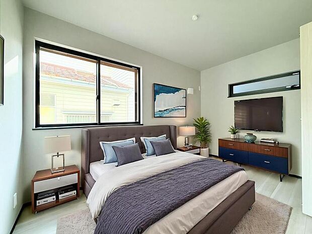 【洋室】木目のフローリングが暖かみのある室内に。明るい寝室で心地のいい朝を迎えられそう。※家具はCG合成の為付属しません。