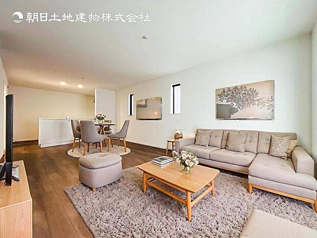 【LDK】大切なご家族が集まるからこそＬＤＫはこだわりたい！休日はおひさまの光をたっぷりと取りこめるリビングでゆったりと過ごしませんか？※家具はＣＧ合成の為付属しません。