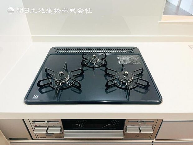 【三ツ口ガスコンロ】煮込み料理をする際にコンロが一つ塞がって他の料理ができなくて時間がかかる！そんな不満を解決してくれる3口コンロは他の調理ができるので捗ります！