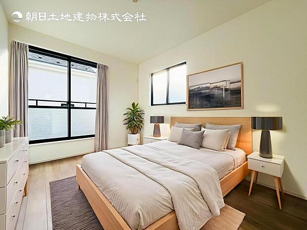 【洋室】木目のフローリングが暖かみのある室内に。明るい寝室で心地のいい朝を迎えられそう。※家具はＣＧ合成の為付属しません。