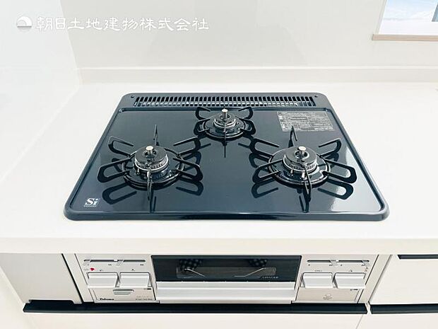 【三ツ口ガスコンロ】煮込み料理をする際にコンロが一つ塞がって他の料理ができなくて時間がかかる！そんな不満を解決してくれる3口コンロは他の調理ができるので捗ります！