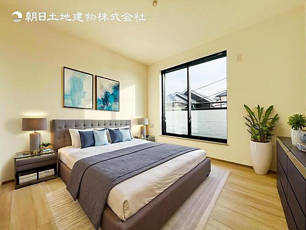 【洋室】木目のフローリングが暖かみのある室内に。明るい寝室で心地のいい朝を迎えられそう。※家具はＣＧ合成の為付属しません。