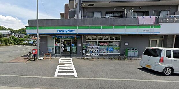 【ファミリーマート　座間一丁目店】270ｍ　駐車場が広く停めやすいです。店員さんの対応も良く気持ちよく買い物ができます。