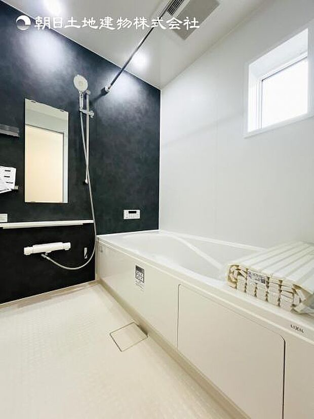 【浴室】一日の疲れを癒してくれる場所なので、快適に過ごして頂く為にゆったりサイズのバスタブを用意しました。是非半身浴をお楽しみ下さい。空気が籠らない様に小窓も設置しております。