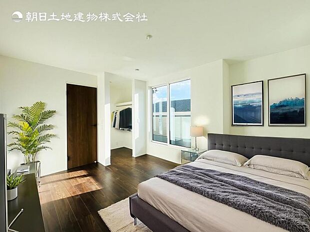 【洋室】木目のフローリングが暖かみのある室内に。明るい寝室で心地のいい朝を迎えられそう。※家具はCG合成の為付属しません。