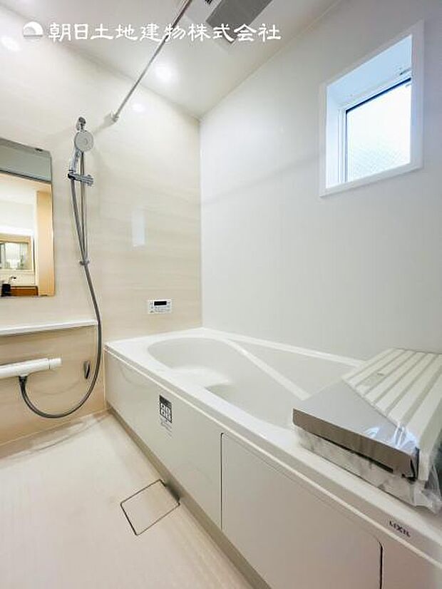 【浴室】一日の疲れを癒してくれる場所なので、快適に過ごして頂く為にゆったりサイズのバスタブを用意しました。是非半身浴をお楽しみ下さい。空気が籠らない様に小窓も設置しております。