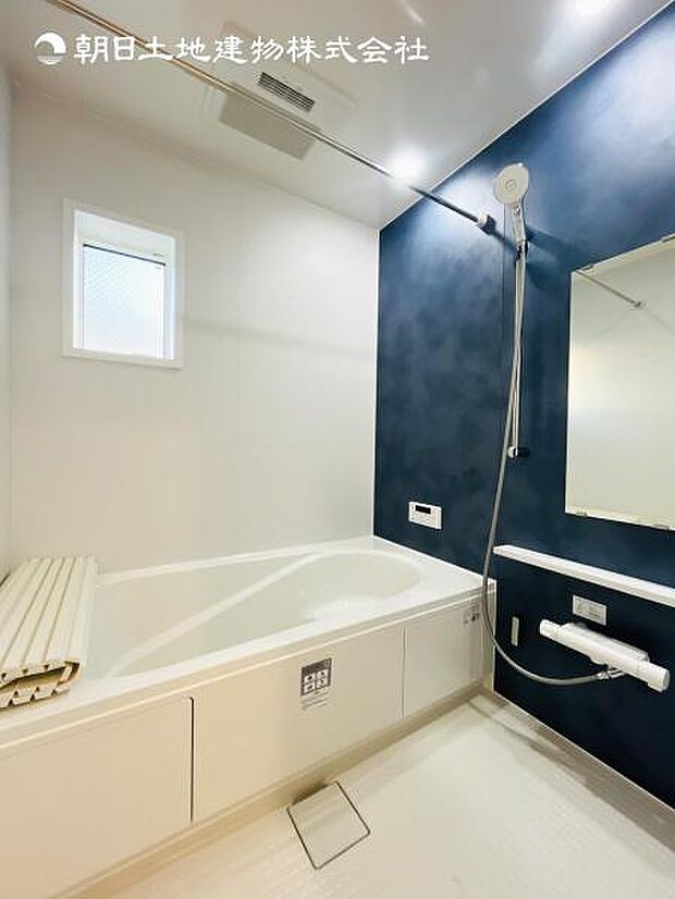 【浴室】一日の疲れを癒してくれる場所なので、快適に過ごして頂く為にゆったりサイズのバスタブを用意しました。是非半身浴をお楽しみ下さい。空気が籠らない様に小窓も設置しております。