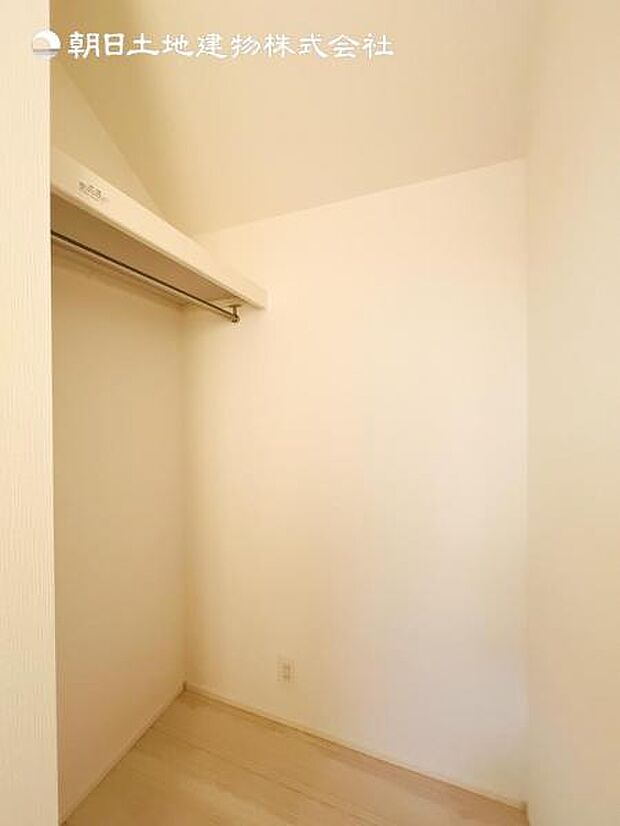 【ウォークインクローゼット】大きな収納力を持つウォークインクローゼット付き。複数で共有して使うこともでき、奥様が独り占めすることも可能です.