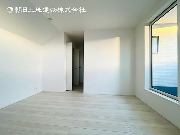 【洋室】木目のフローリングが暖かみのある室内に。明るい寝室で心地のいい朝を迎えられそう。