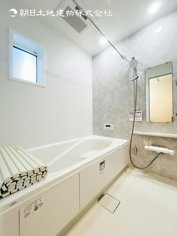 【浴室】一日の疲れを癒してくれる場所なので、快適に過ごして頂く為にゆったりサイズのバスタブを用意しました。是非半身浴をお楽しみ下さい。空気が籠らない様に小窓も設置しております。