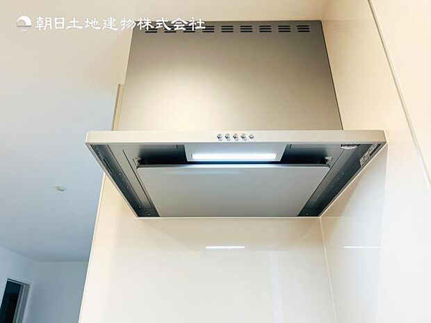 【スリム型レンジフード】稼働時の音が換気扇よりも静か 屋外とダイレクトにつながる換気扇と比べ、音が静かなメリットがあります。