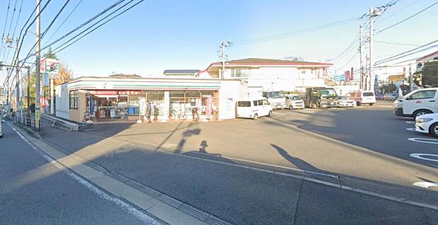 【セブンイレブン 綾瀬寺尾中1丁目店】240m 駐車場が2ヶ所の出入りが出来て車の方は利用しやすい