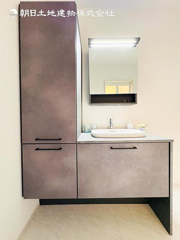 【洗面化粧台】毎日の身支度には欠かせない洗面化粧台、支度時間が重なってしまい準備ができないなど経験ありませんか?そんな時に上手く利用すれば同時にご利用可能です!