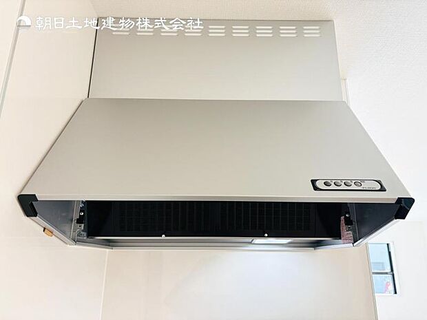 【スリム型レンジフード】稼働時の音が換気扇よりも静か 屋外とダイレクトにつながる換気扇と比べ、音が静かなメリットがあります。