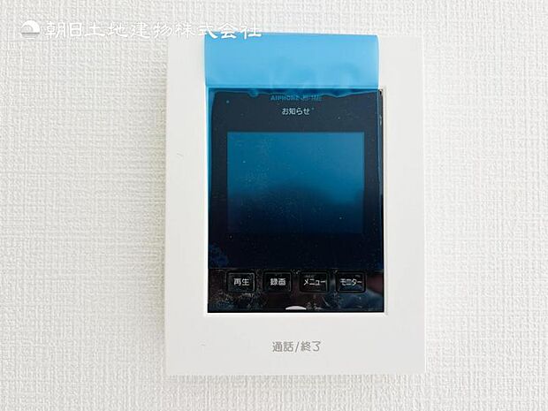 【モニター付きインターフォン】来訪者を映像で確認するシンプルな設備ながらセキュリティ効果はマル。最近は録画機能があるタイプも増え、留守中の訪問者も確認できます!