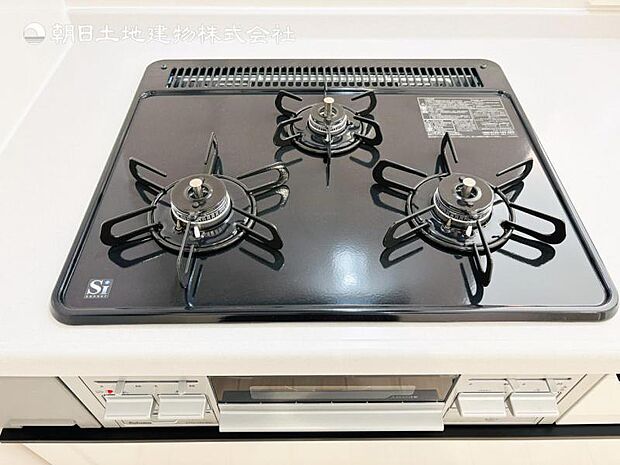 【三ツ口ガスコンロ】煮込み料理をする際にコンロが一つ塞がって他の料理ができなくて時間がかかる!そんな不満を解決してくれる3口コンロは他の調理ができるので捗ります!