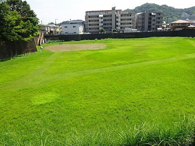 【毛利台スポーツ広場】1540m テニスコートが2面あります。トイレもあります。
