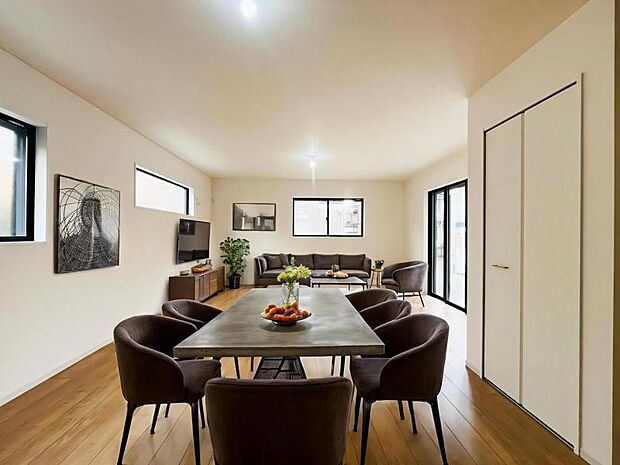 【LDK】大切なご家族が集まるからこそLDKはこだわりたい!休日はおひさまの光をたっぷりと取りこめるリビングでゆったりと過ごしませんか?※家具はCG合成の為付属しません。