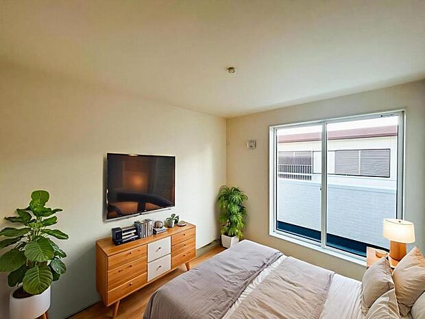 【洋室】木目のフローリングが暖かみのある室内に。明るい寝室で心地のいい朝を迎えられそう。※家具はＣＧ合成の為付属しません。