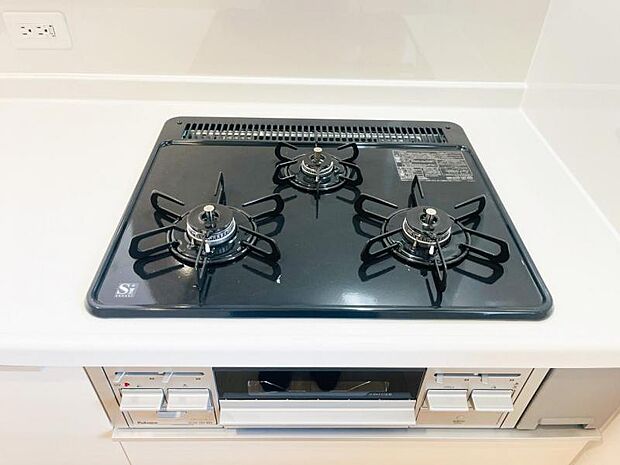 【三ツ口ガスコンロ】煮込み料理をする際にコンロが一つ塞がって他の料理ができなくて時間がかかる!そんな不満を解決してくれる3口コンロは他の調理ができるので捗ります!