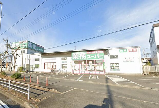 【業務スーパー 海老名店】650m 駐車場もあり、冷凍食品の品揃えもいいので買い物がしやすいです。値段も安くまとめ買いにおすすめです。