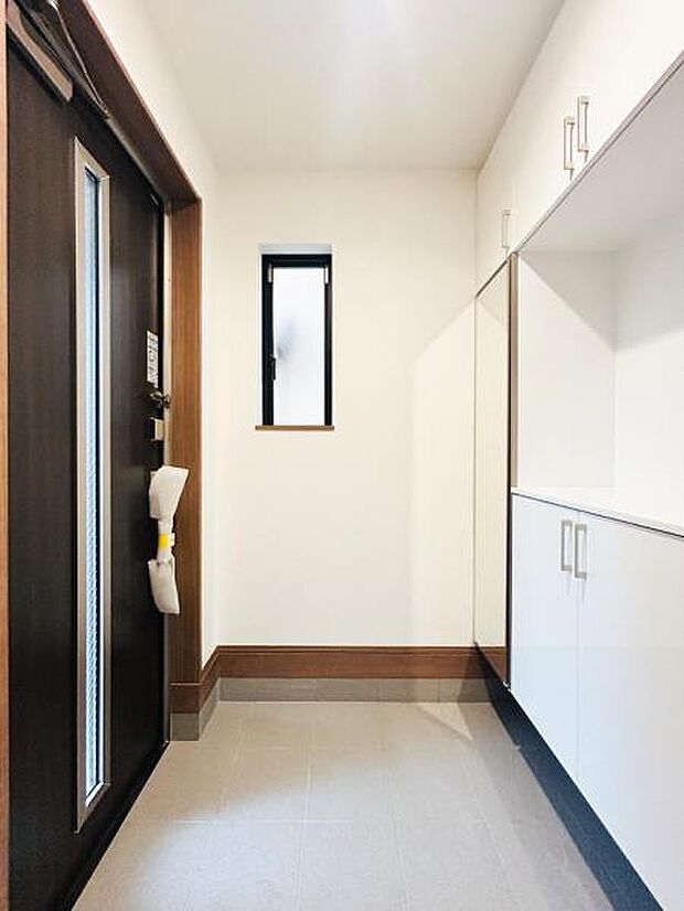 【玄関】収納もたっぷりあるので、靴がたくさんあっても安心！気持ちの良い朝は、毎日ここからスタートしていきます!