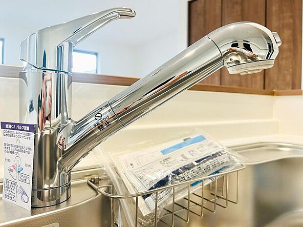 【浄水器一体型水栓】浄水器付きでおいしい水をいつでも手軽に使えます。飲み水やお料理にも安心ですね。