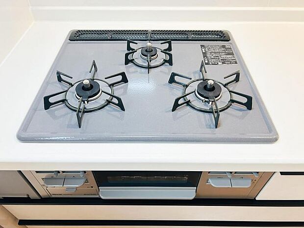 【三ツ口ガスコンロ】煮込み料理をする際にコンロが一つ塞がって他の料理ができなくて時間がかかる！そんな不満を解決してくれる3口コンロは他の調理ができるので捗ります！