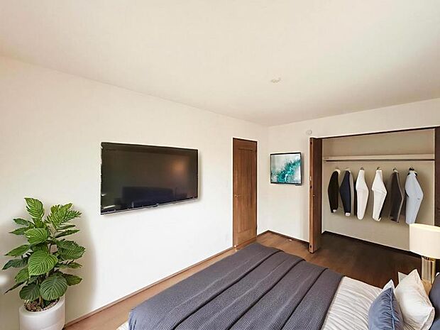 【洋室】木目のフローリングが暖かみのある室内に。明るい寝室で心地のいい朝を迎えられそう。※家具はＣＧ合成の為付属しません。