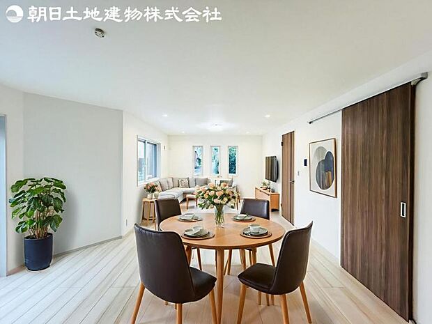 【LDK】大切なご家族が集まるからこそLDKはこだわりたい!休日はおひさまの光をたっぷりと取りこめるリビングでゆったりと過ごしませんか?※家具はCG合成の為付属しません。