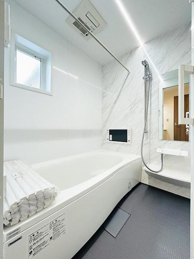 【浴室】一日の疲れを癒してくれる場所なので、快適に過ごして頂く為にゆったりサイズのバスタブを用意しました。是非半身浴をお楽しみ下さい。空気が籠らない様に小窓も設置しております。