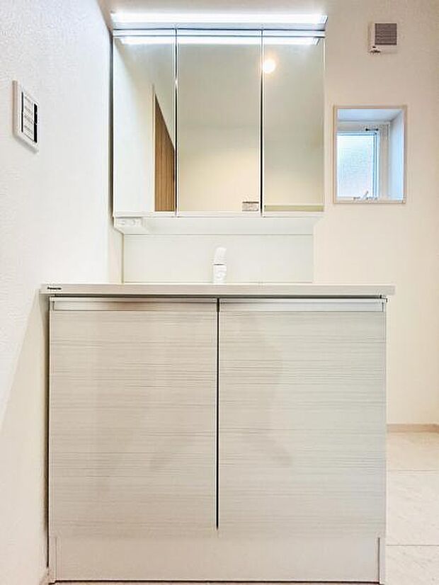 【洗面化粧台】毎日の身支度には欠かせない洗面化粧台、支度時間が重なってしまい準備ができないなど経験ありませんか?そんな時に上手く利用すれば同時にご利用可能です!